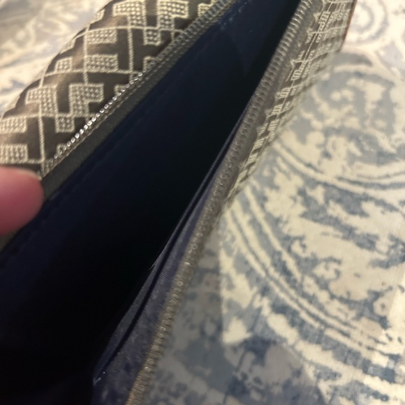 Tommy Hilfiger Crossbody with Matching Wallet - Picture 11 of 11